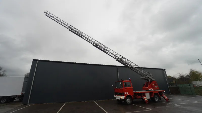 Mercedes-Benz - 809 fire ladder truck 