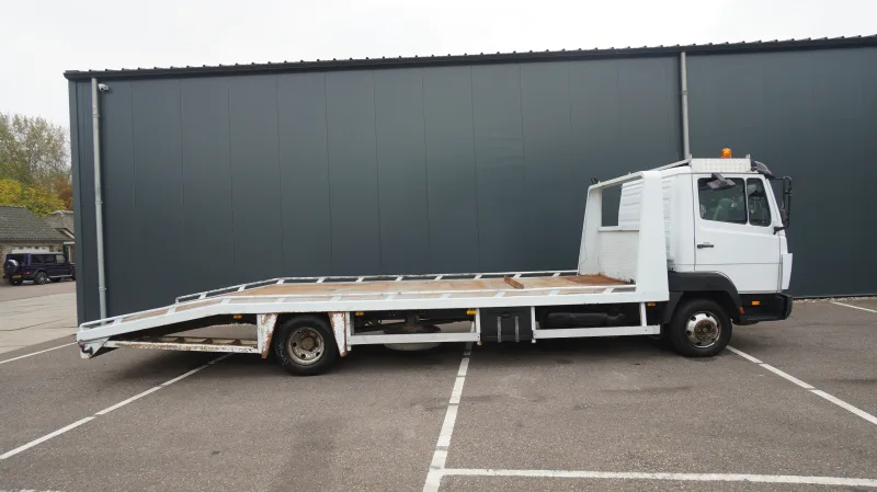 Mercedes-Benz - 814 machine transporter truck