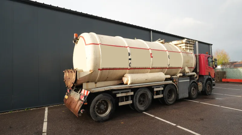 Scania - P 380 – 10x4 blow and suck truck