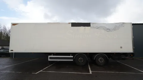 Pacton - Closed box trailer damaged box