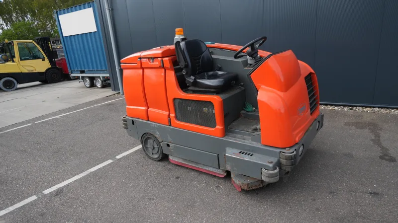 Tennant - S20 SWEEP AND VACUUM MACHINE