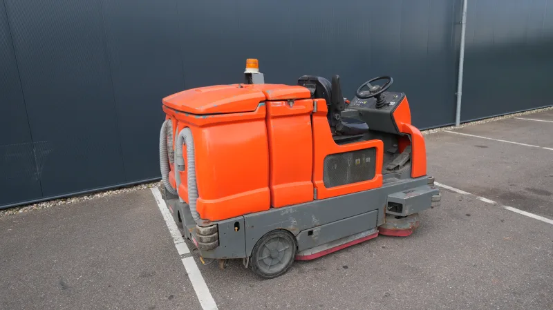 Tennant - S20 SWEEP AND VACUUM MACHINE