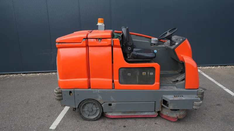 Tennant - S20 SWEEP AND VACUUM MACHINE