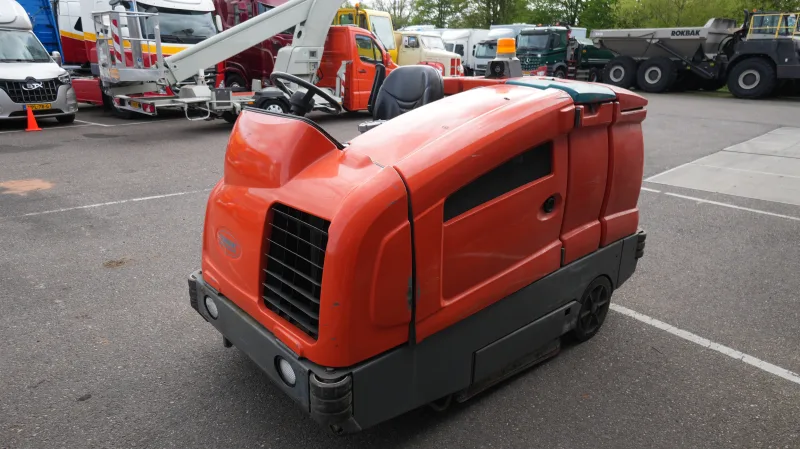 Tennant - S20 SWEEP AND VACUUM MACHINE