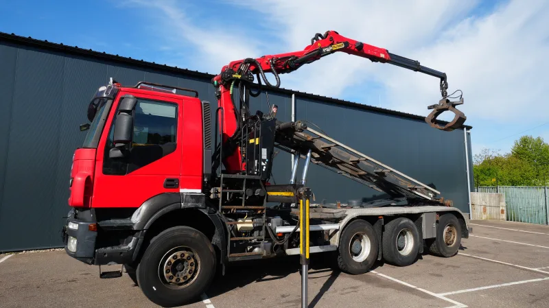 Iveco - Trakker 410 8x4 Cable system with Crane