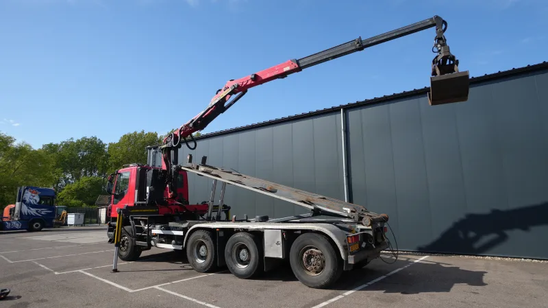 Iveco - Trakker 410 8x4 Cable system with Crane