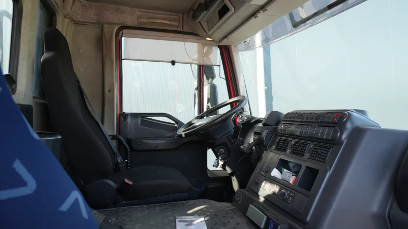 Iveco - Trakker 410 8x4 Cable system with Crane
