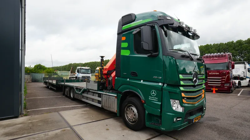 Mercedes-Benz - Actros 2542 6x2 machine/car transport combi with Elenbaas trailer and Palfinger PK 27001 crane 