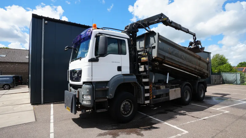 MAN - TGS 26.440 6x6 cable system tipper truck with palfinger Q 180Z crane