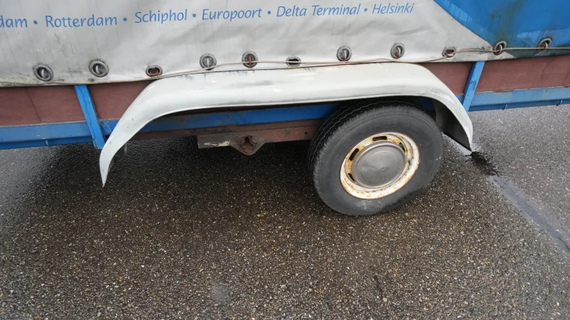 EQUIPE - Taurpalin trailer broken axle!