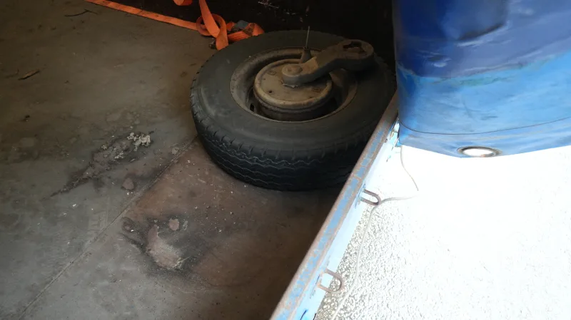 EQUIPE - Taurpalin trailer broken axle!