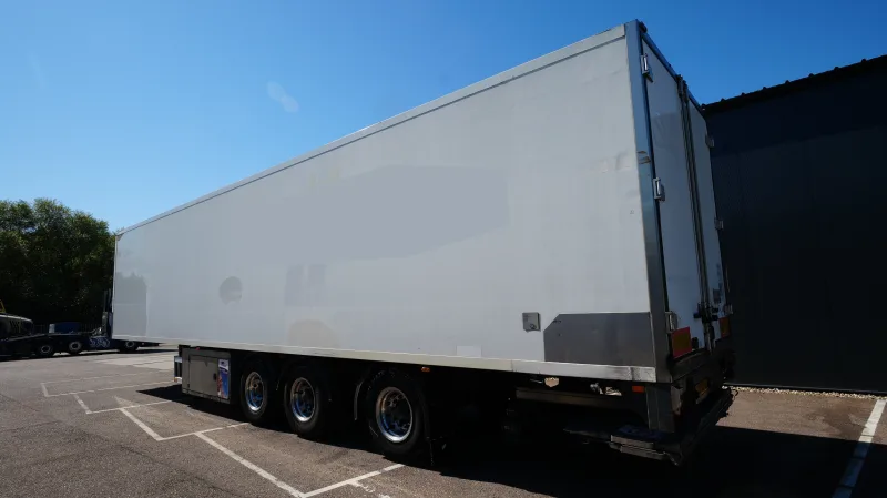 H.T.F. - 3 Axle frigo trailer Carrier Vector 1850 