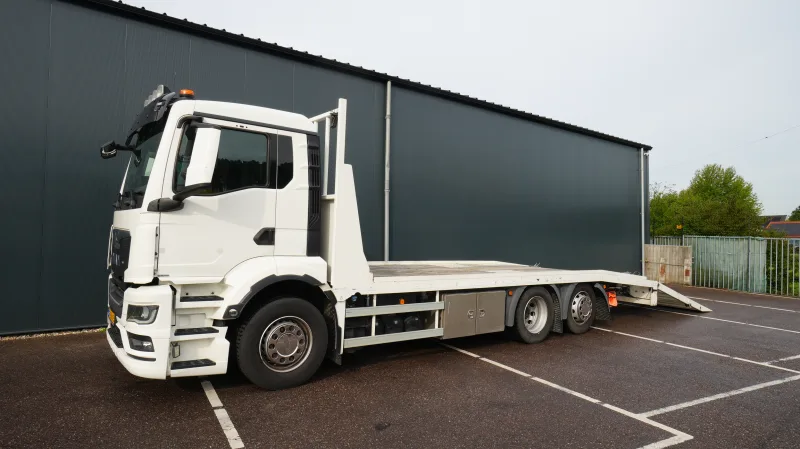 MAN - TGS 26.330 6x2 car/machine transport truck 160.600km