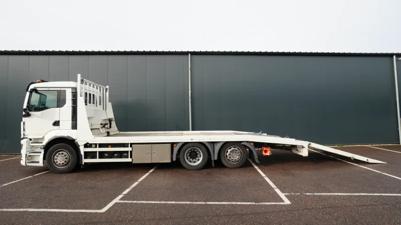 MAN - TGS 26.330 6x2 car/machine transport truck 160.600km
