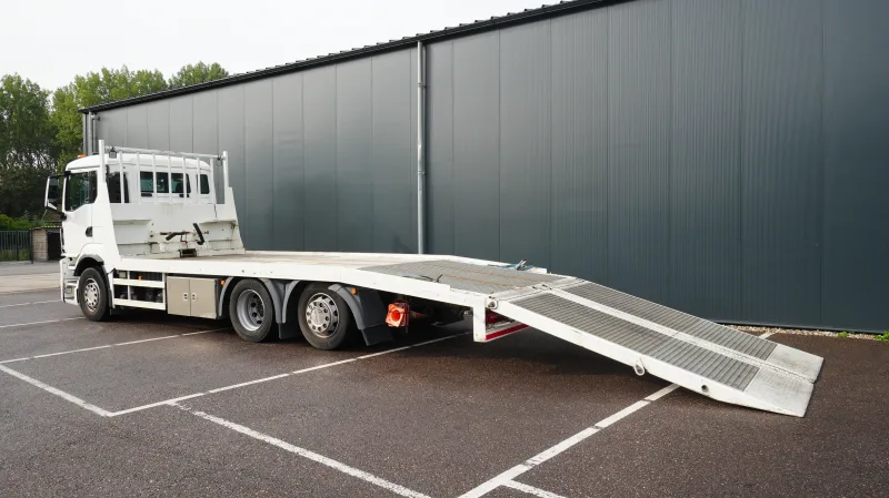 MAN - TGS 26.330 6x2 car/machine transport truck 160.600km