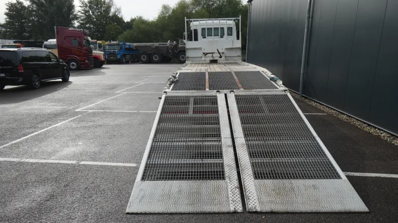 MAN - TGS 26.330 6x2 car/machine transport truck 160.600km