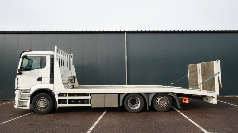 MAN - TGS 26.330 6x2 car/machine transport truck 160.600km