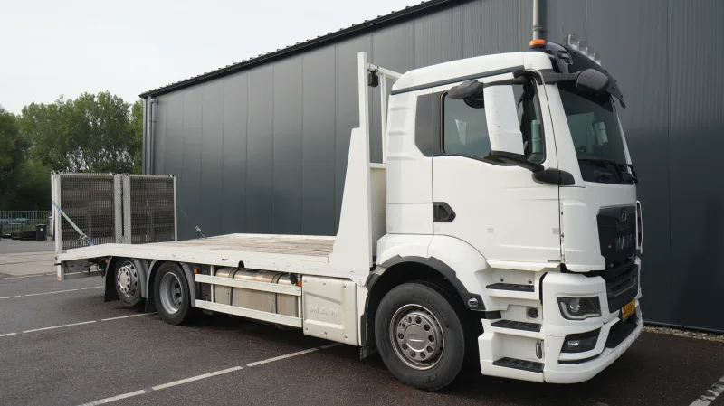 MAN - TGS 26.330 6x2 car/machine transport truck 160.600km