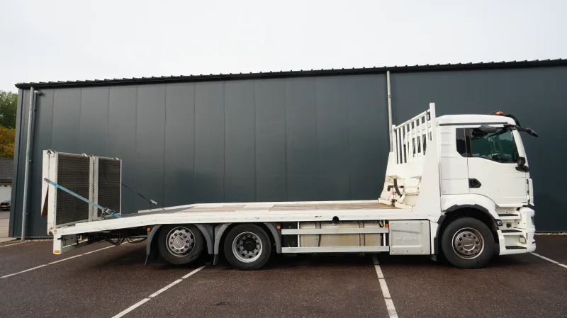 MAN - TGS 26.330 6x2 car/machine transport truck 160.600km