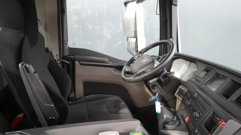 MAN - TGS 26.330 6x2 car/machine transport truck 160.600km