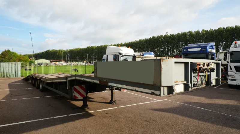 Nooteboom - 3 axle semi low loader with ramps