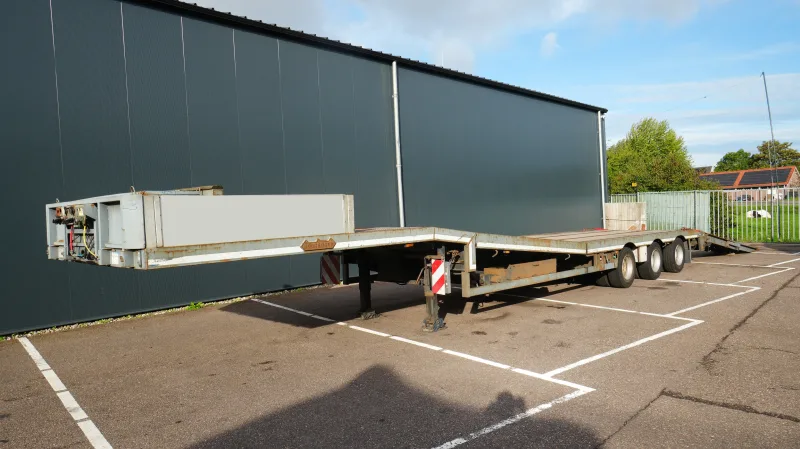 Nooteboom - 3 axle semi low loader with ramps