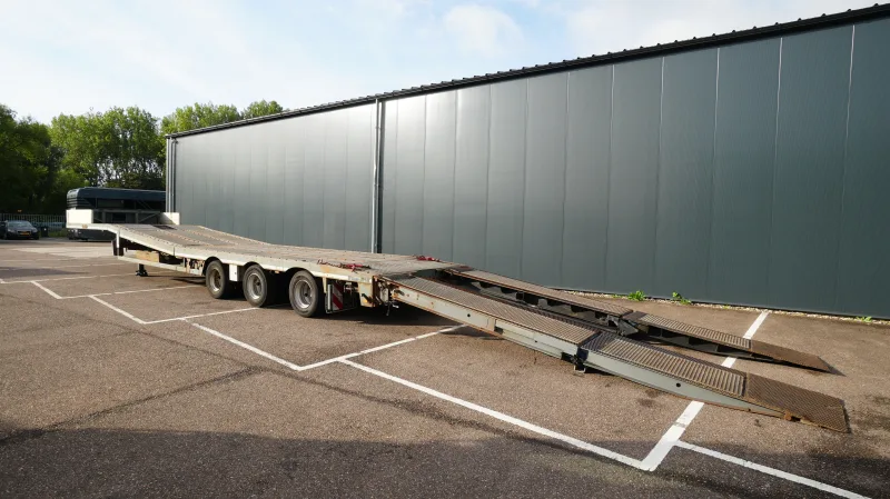 Nooteboom - 3 axle semi low loader with ramps