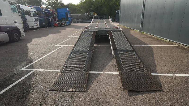 Nooteboom - 3 axle semi low loader with ramps