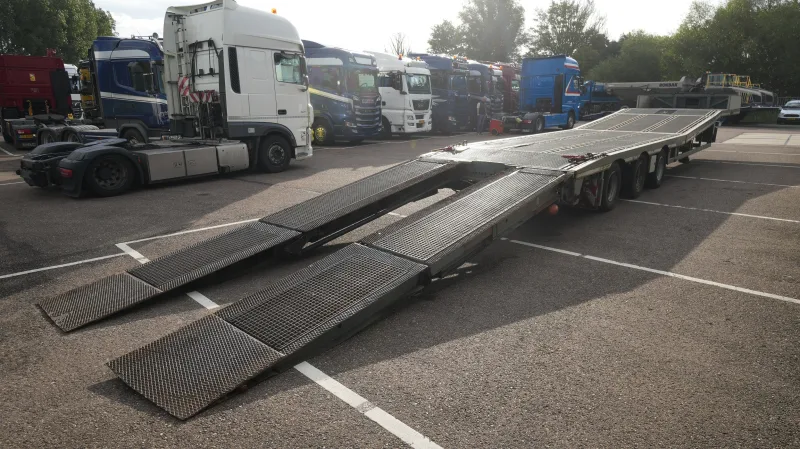 Nooteboom - 3 axle semi low loader with ramps