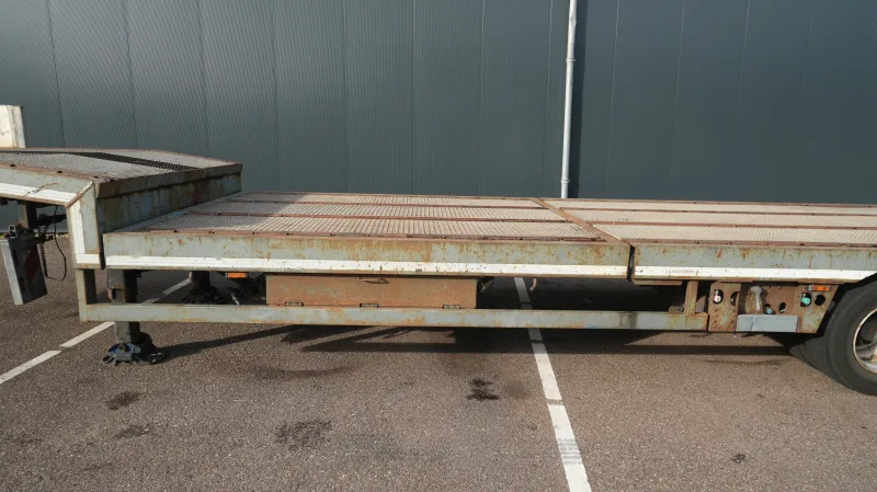 Nooteboom - 3 axle semi low loader with ramps