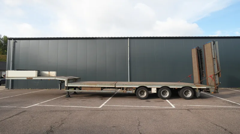 Nooteboom - 3 axle semi low loader with ramps