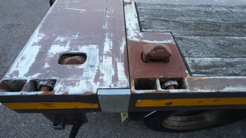 DRACO - 3 axle Flatbed trailer with twistlocks extendable