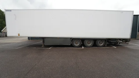 LAMBERET - 3 AXLE FRIGO TRAILER WITH CARRIER VECTOR 1950mt