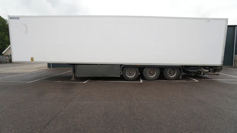 LAMBERET - 3 AXLE FRIGO TRAILER WITH CARRIER VECTOR 1950mt