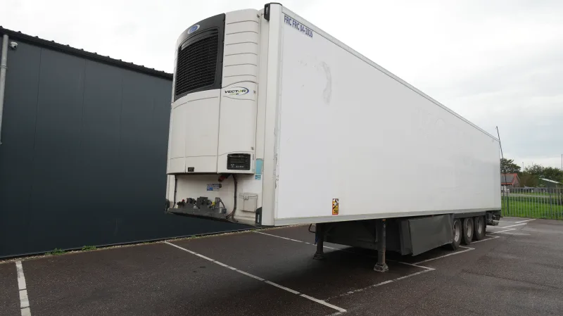 LAMBERET - 3 AXLE FRIGO TRAILER WITH CARRIER VECTOR 1950mt