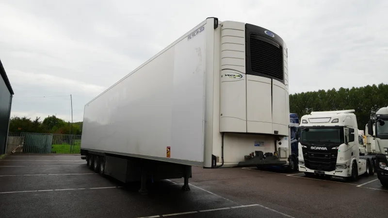 LAMBERET - 3 AXLE FRIGO TRAILER WITH CARRIER VECTOR 1950mt