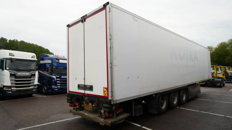 LAMBERET - 3 AXLE FRIGO TRAILER WITH CARRIER VECTOR 1950mt