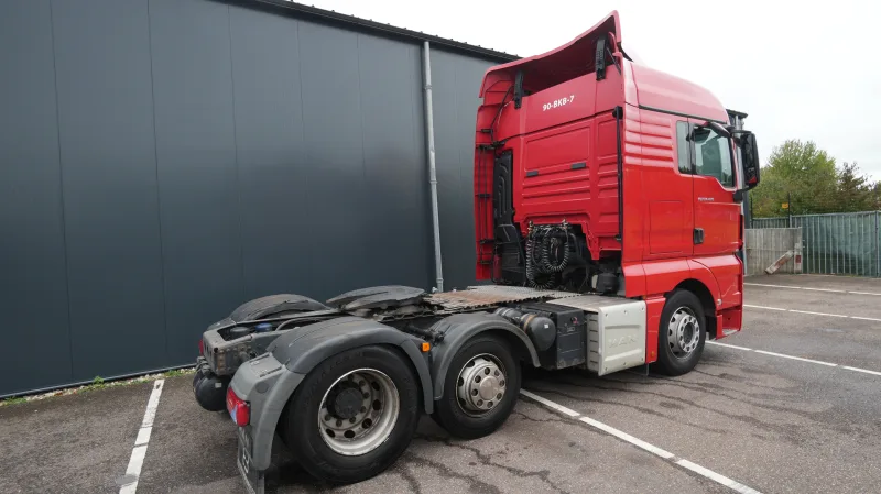 MAN - TGX 24.420 6x2 651.800km