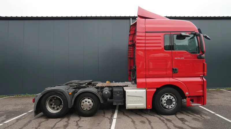 MAN - TGX 24.420 6x2 651.800km