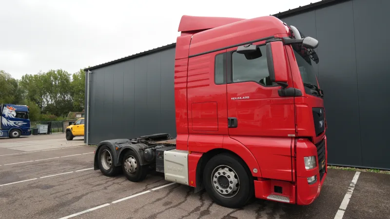 MAN - TGX 24.420 6x2 651.800km