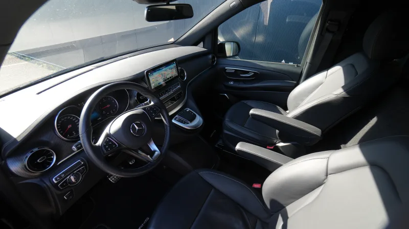 Mercedes-Benz - V300d AVANTGARDE AMG ONLY 11.000KM