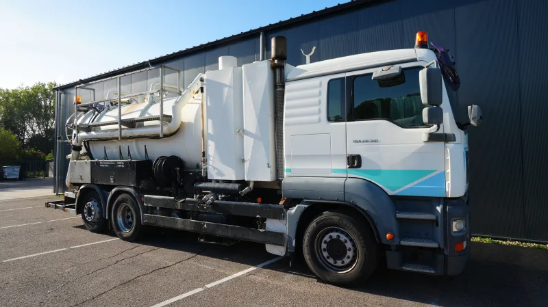 MAN - TGA 26.310 6x2 suck and blow high pressure truck 132.300km