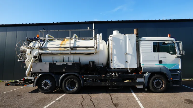 MAN - TGA 26.310 6x2 suck and blow high pressure truck 132.300km