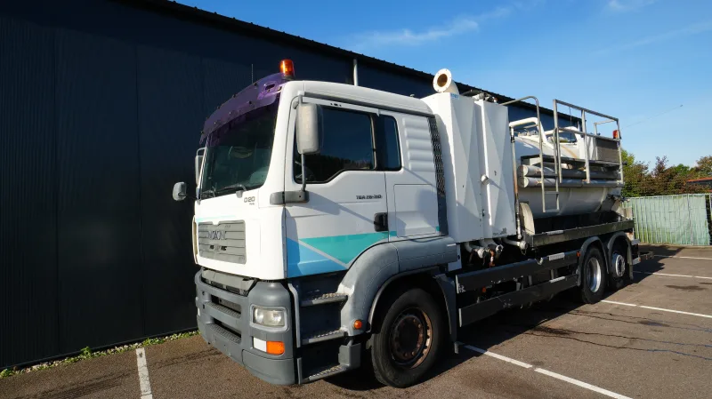 MAN - TGA 26.310 6x2 suck and blow high pressure truck 132.300km