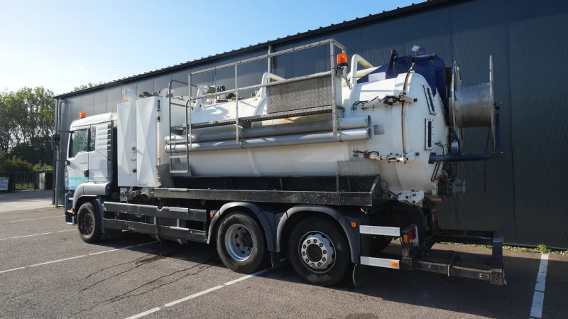 MAN - TGA 26.310 6x2 suck and blow high pressure truck 132.300km