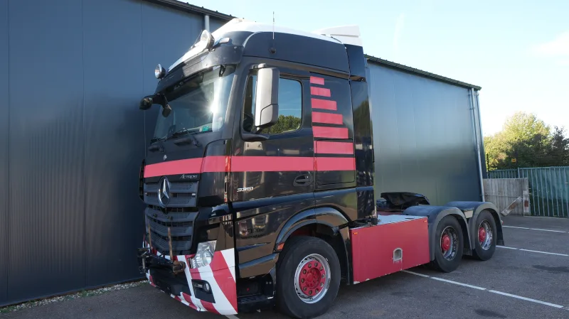 Mercedes-Benz - Actros 3351 6x4 tractor unit 360.700km