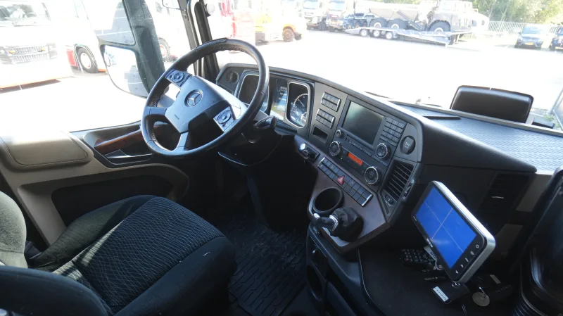 Mercedes-Benz - Actros 3351 6x4 tractor unit 360.700km