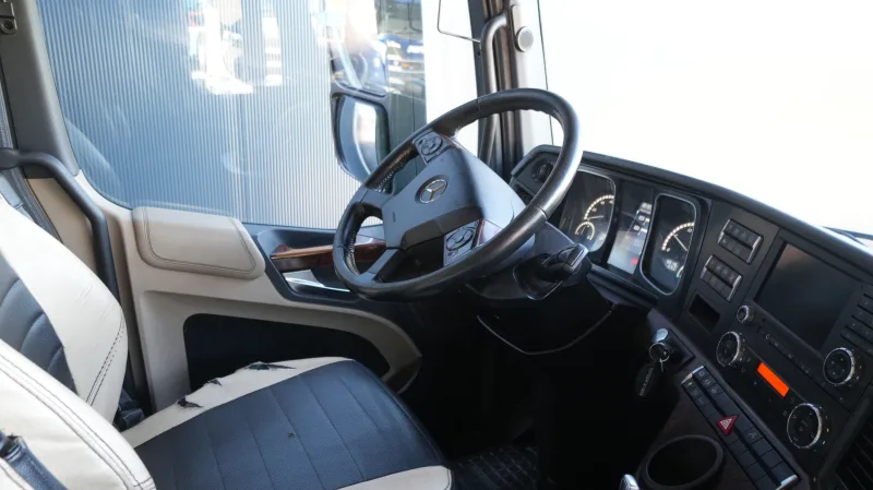 Mercedes-Benz - Actros 3351 6x4 tractor unit