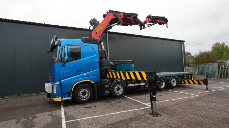 Volvo - FH 540 8x2 flatbed truck with Palfinger PK 92002 crane with PJ125E FLYJIB