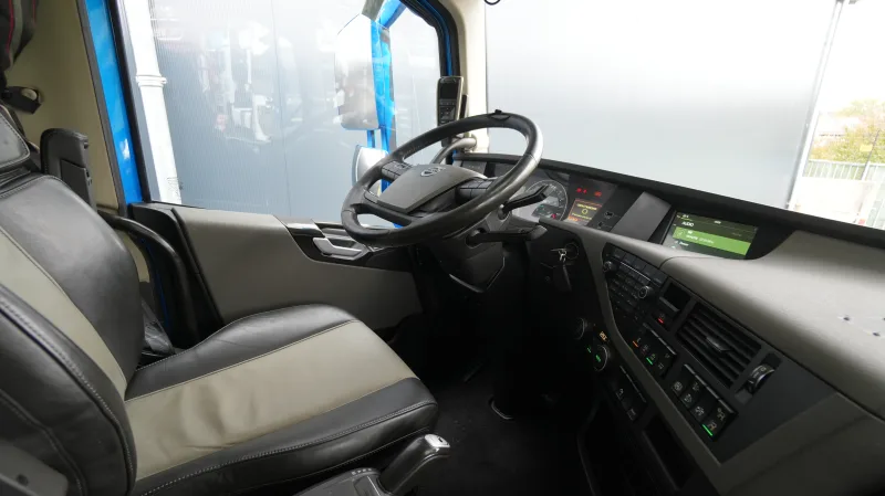 Volvo - FH 540 8x2 flatbed truck with Palfinger PK 92002 crane with PJ125E FLYJIB